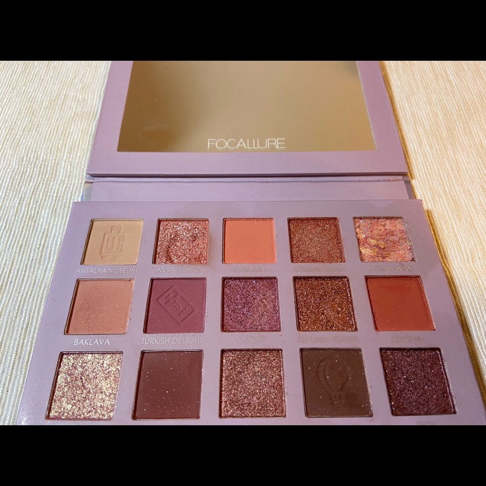 Focallure 15 color eyeshadow palette. Turkey.